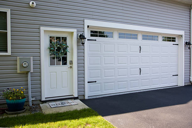 24/7 Emergency Garage Door Panel Replacement experts in Carthage, MS
